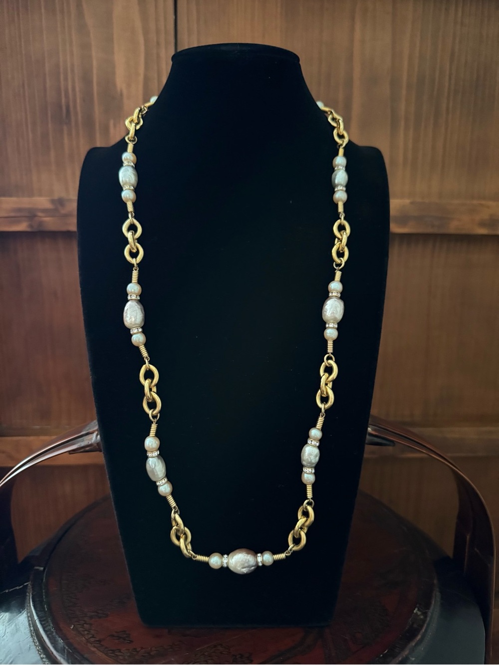 Fabulous vintage necklace.Great detail: luminous pearls,gold tone rondels & more